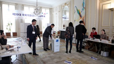 제 20대 총선 프랑스 재외선거 투표소에서 (2016년)