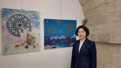 파리 ‘갤러리89’에서 ‘200 K-Women’ 전시를 주최한 김효선 여성신문사 대표