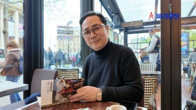 루브르 박물관 성화 책 발간한 진병철 작가