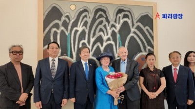 임무상 화백의  <금강별곡> -주프랑스 대한민국 대사관저 작품 기증식