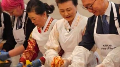 한국의 김치 장인들 17명-런던에서 김치 종주국의 맛을 펼치다